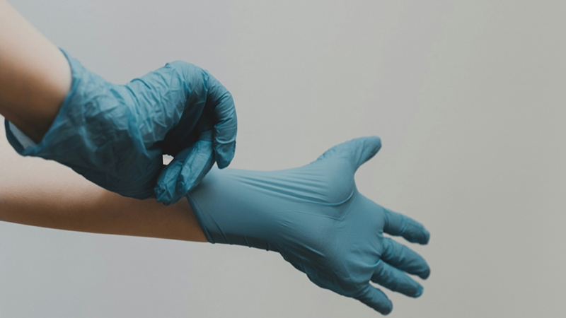 La différence entre les gants en nitrile et les gants en latex: comment choisir les meilleurs gants protecteurs?